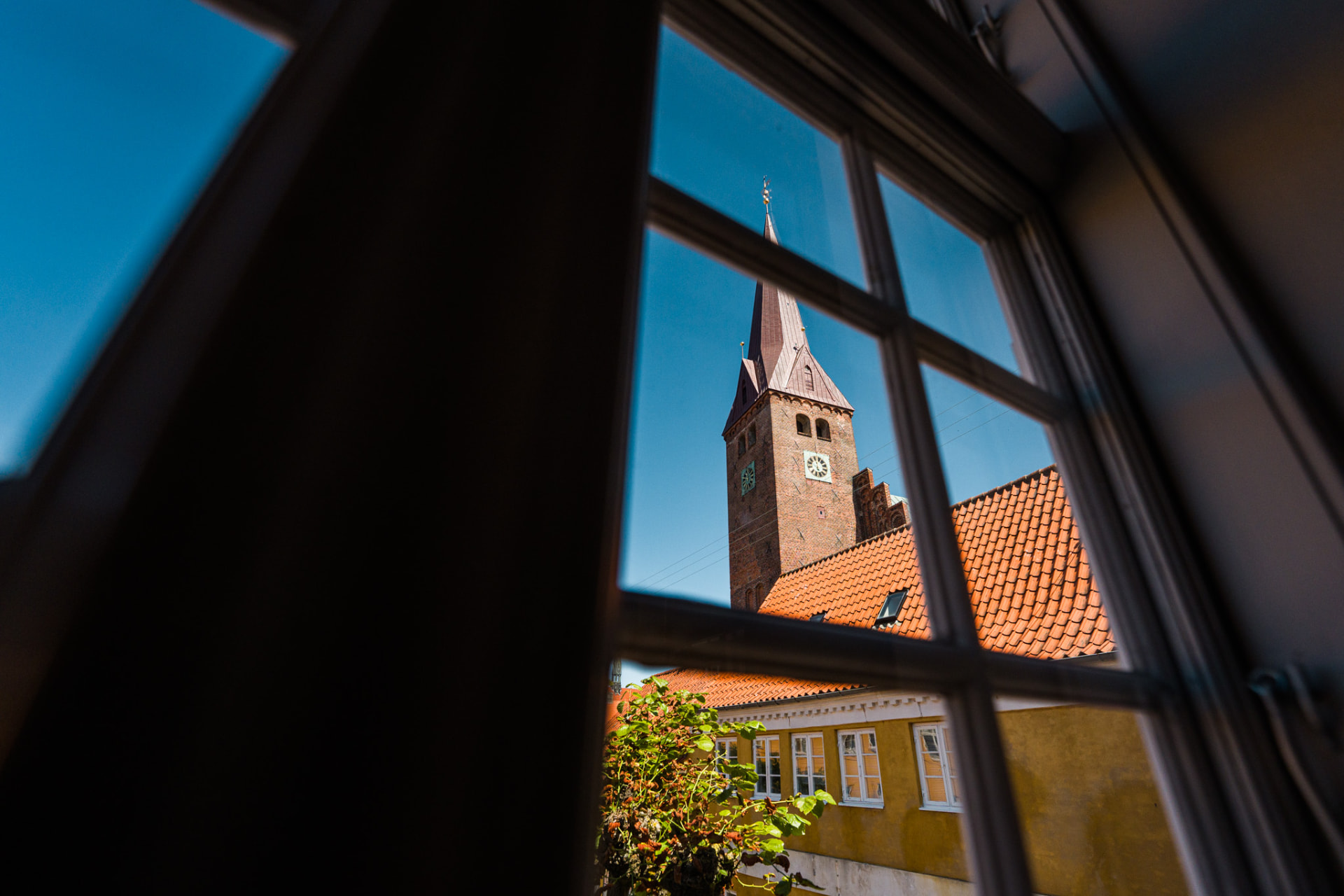 Udsigt fra ejendom i Helsingør med Skt. Olai Kirke og gamle gule huse